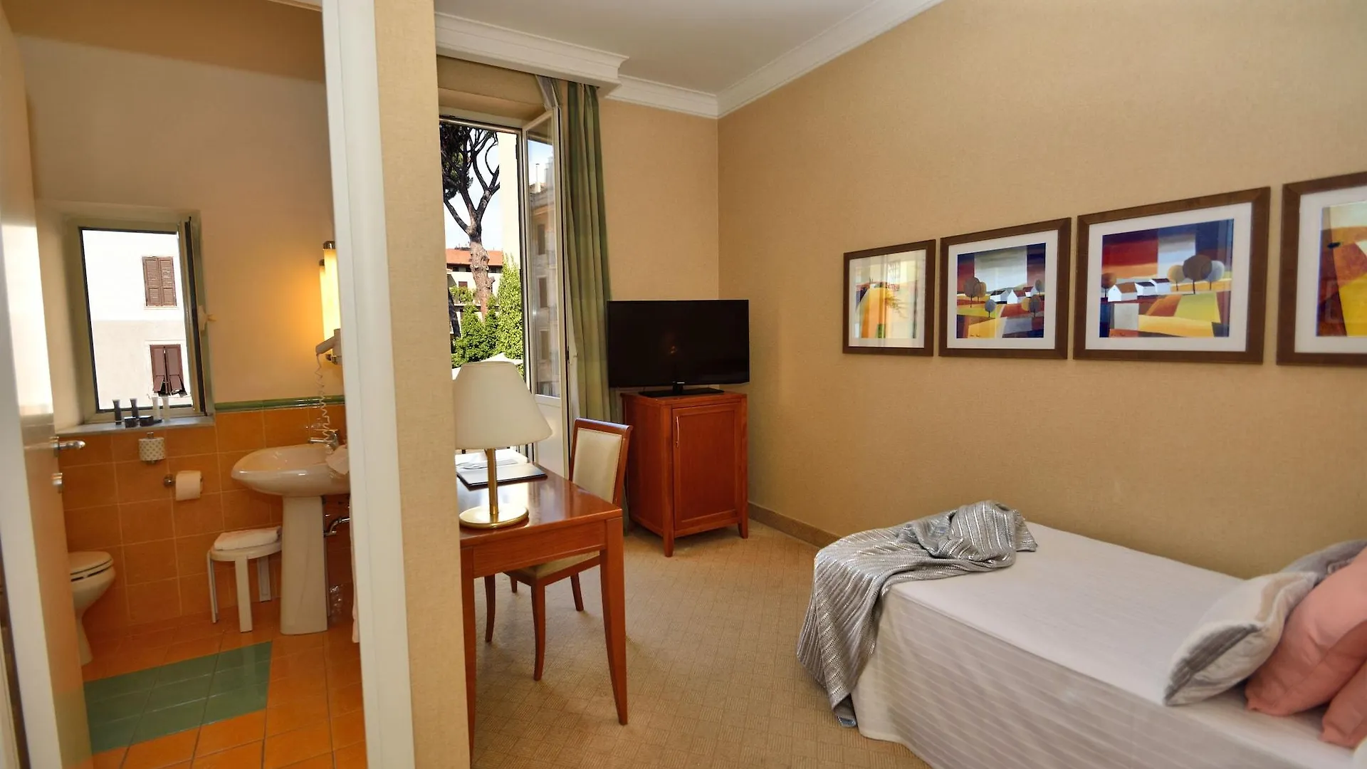 Hotel Apogia Lloyd Roma 3*,