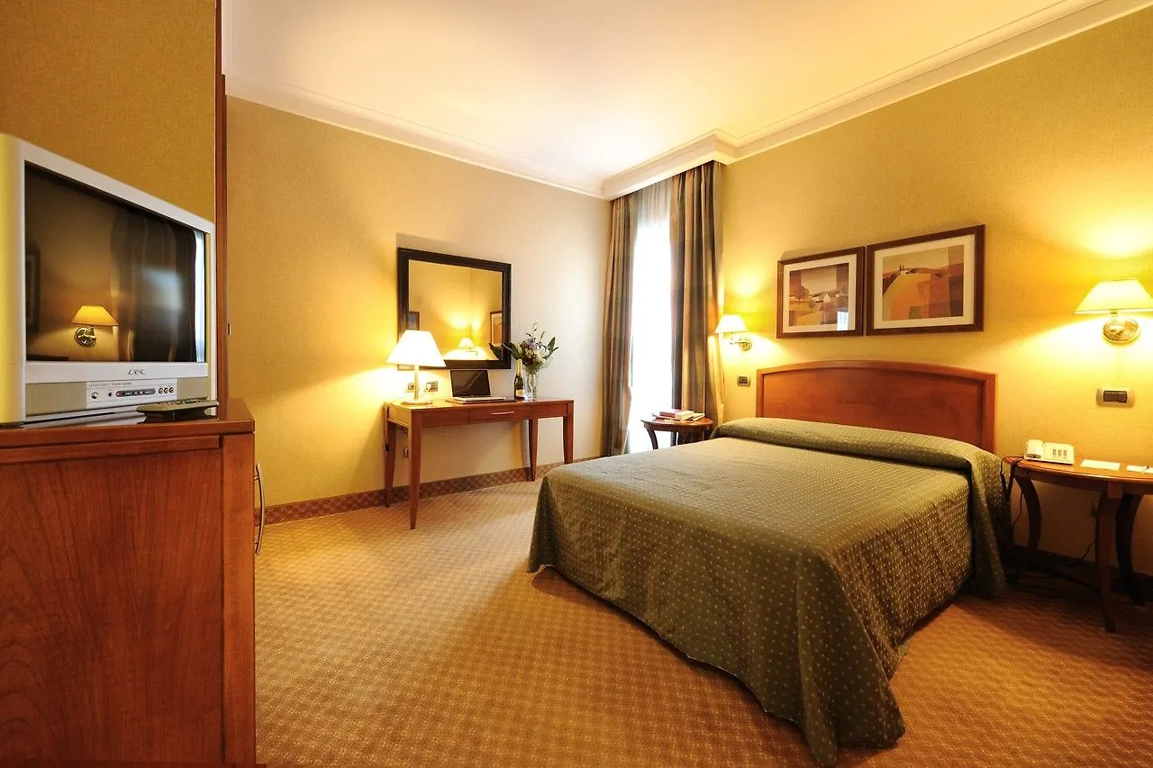 ***  Hotel Apogia Lloyd Roma Italia