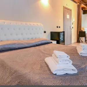 https://la-terrazza-sul-lago-peschiera-del-garda.hotelinveneto.com